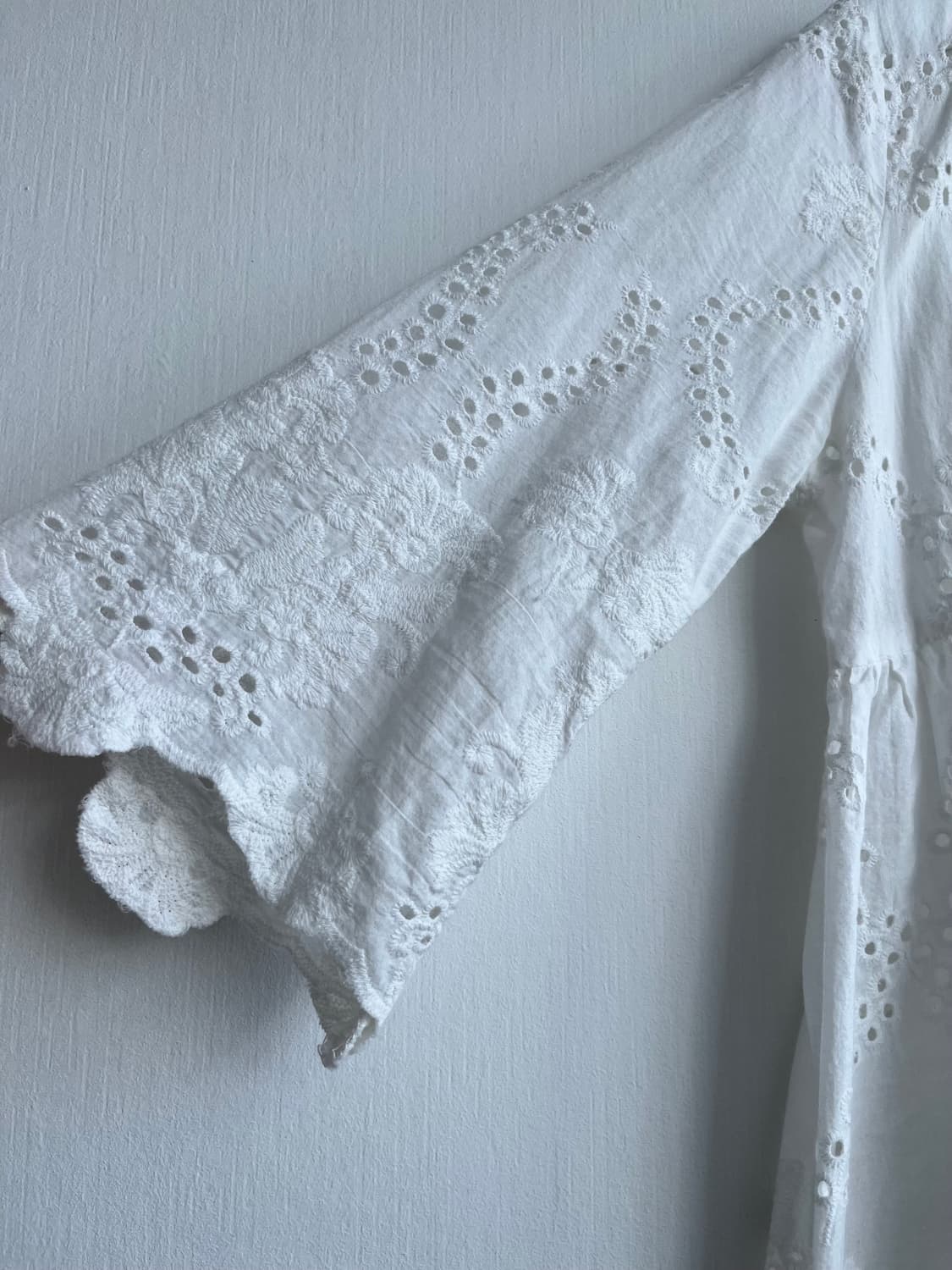 PLASTIC ISLAND 화이트 펀칭 블라우스 상품이미지3