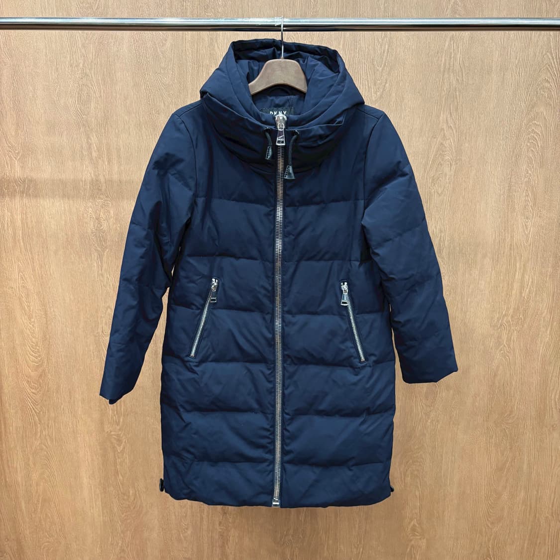 도나카란 뉴욕 롱 패딩 코트 후드 하이넥 밑단 스크링 디테일 다크 네이비 상품이미지2