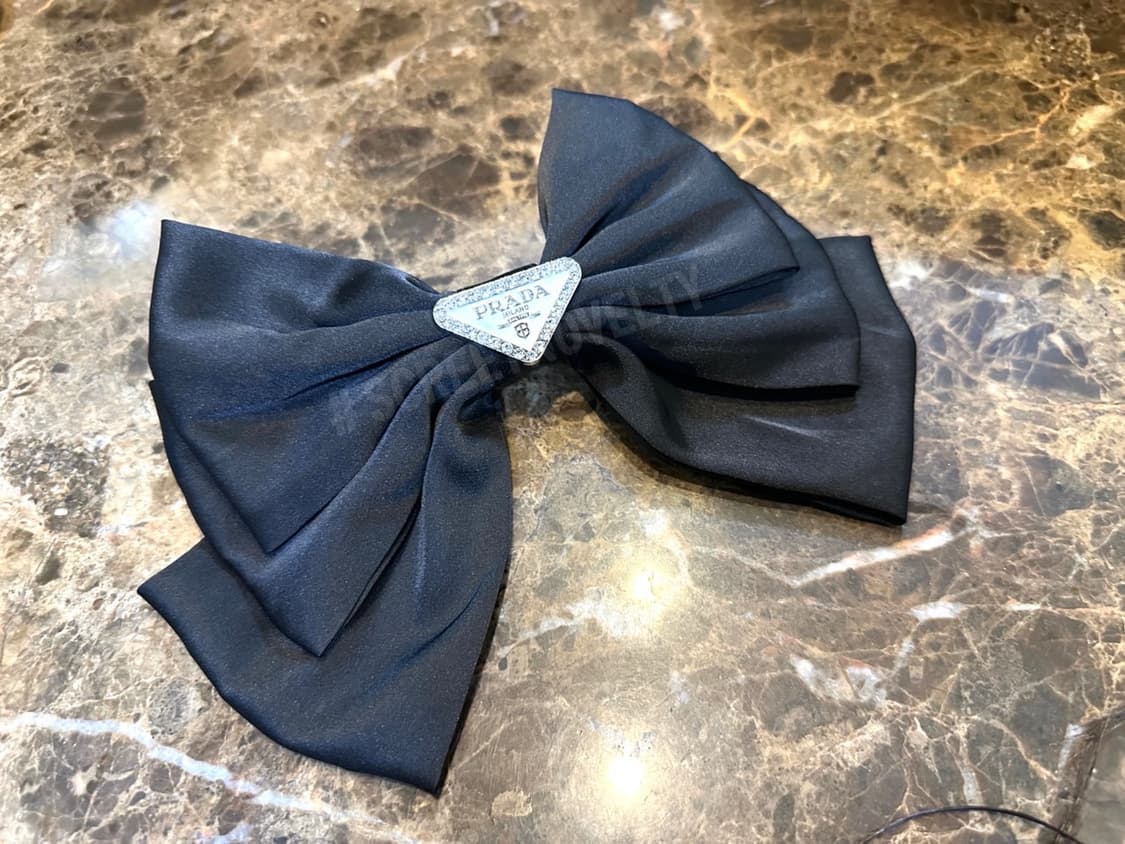 프라다 화이트로고 헤어핀 블랙 상품이미지2