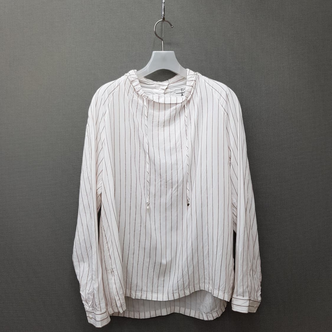 한섬 래트 2024 스트라이프 스트링 블라우스 S사이즈(택달린새제품) 상품이미지1