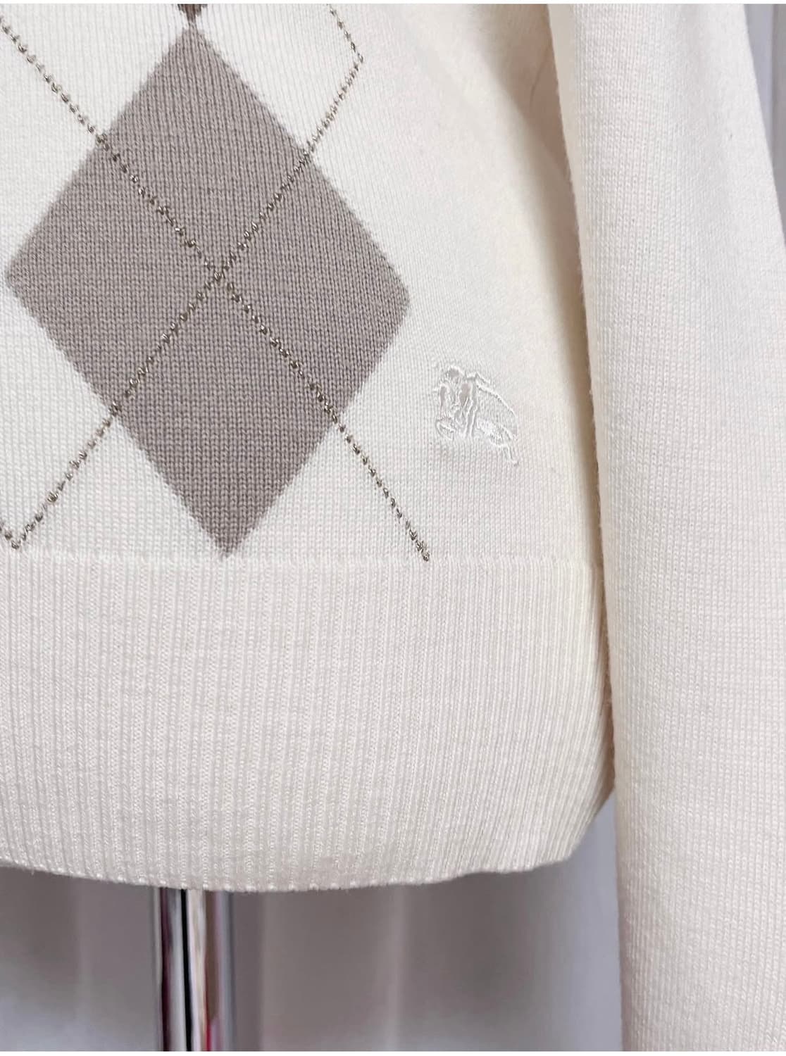 버버리 런던 아가일 오프숄더 니트 라떼갸루 상품이미지2