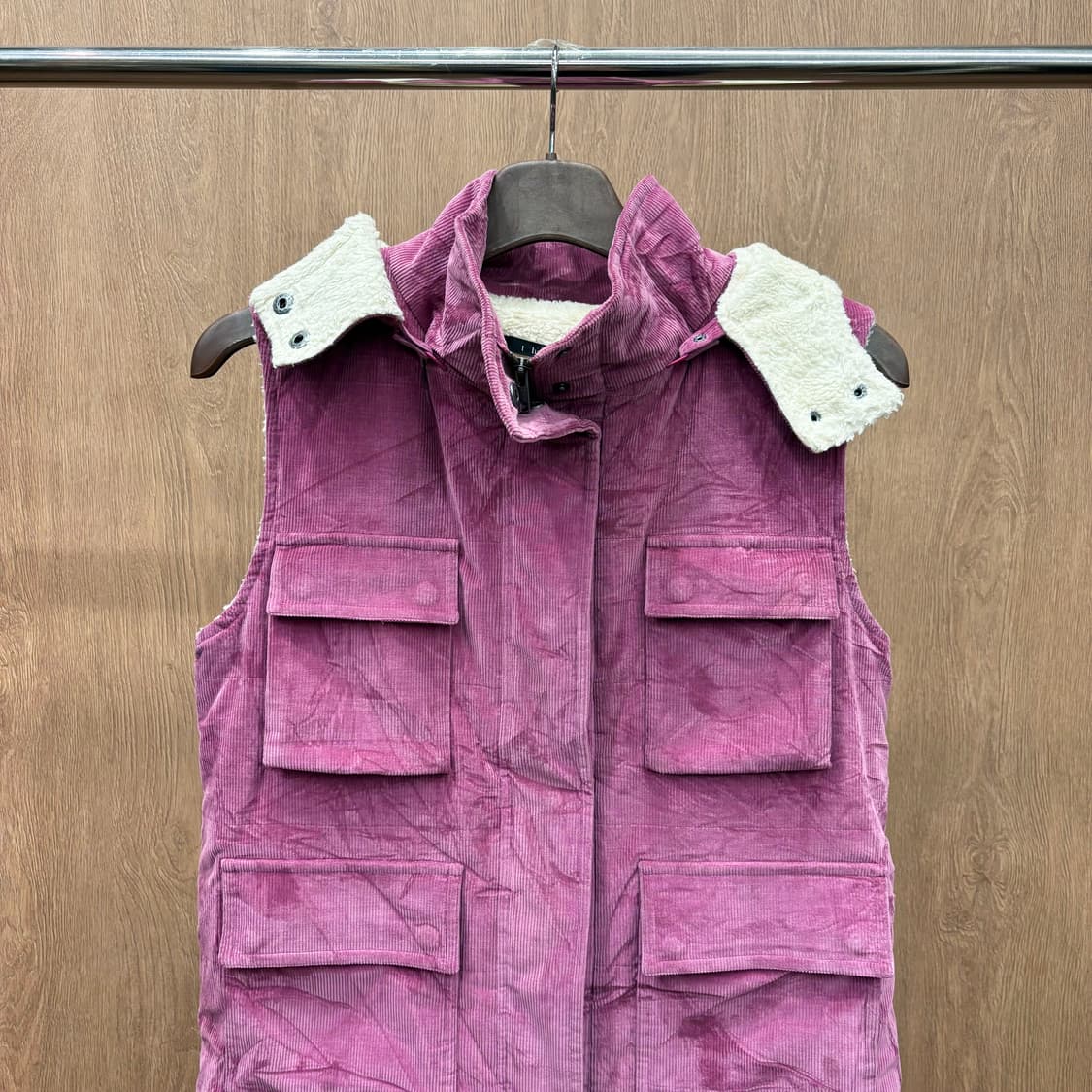 띠어리 후드 베스트 코듀로이 안감 쉐르파 라이닝 플랩 포켓 디테일 핑크 상품이미지4