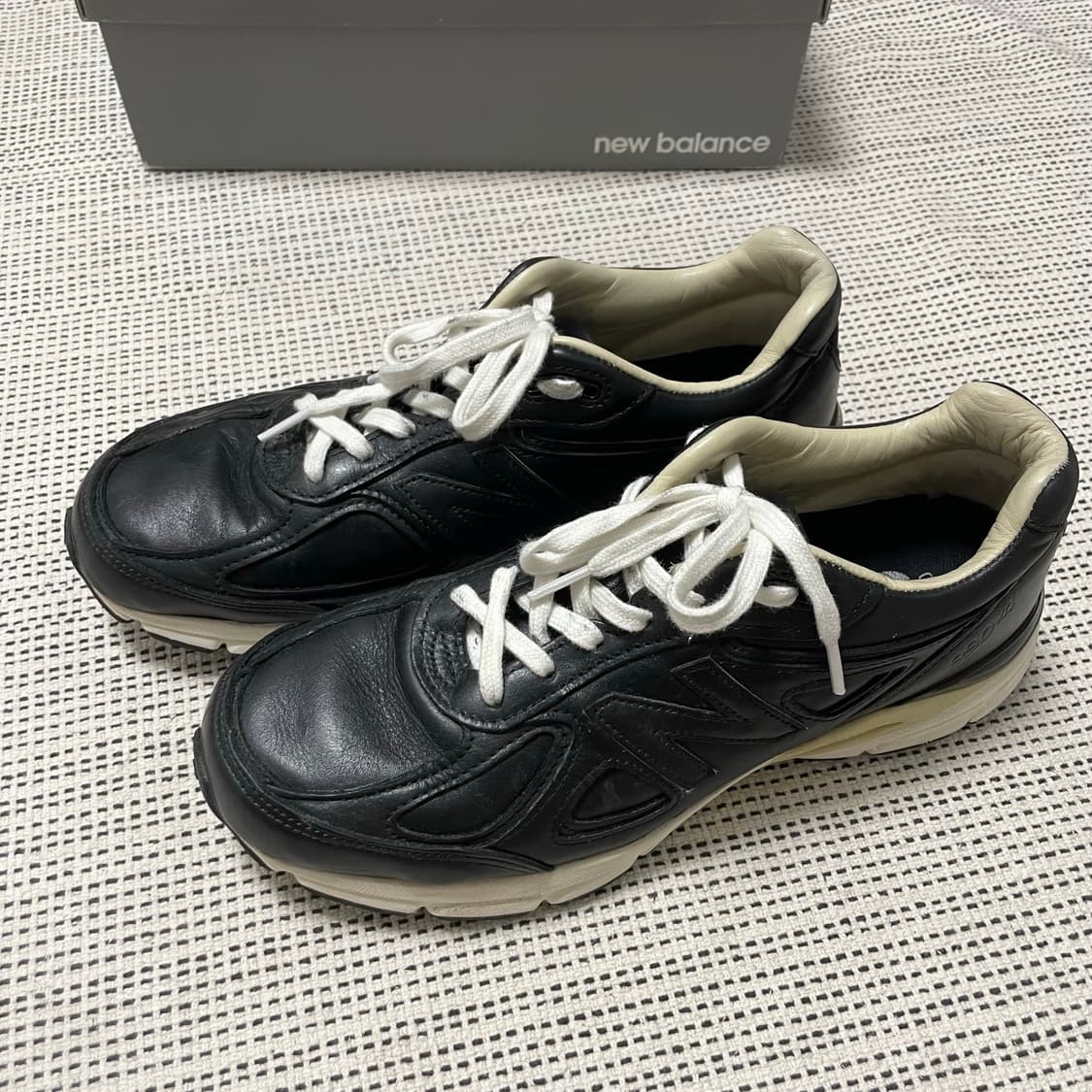 한정판 뉴발란스 카우레더 블랙 990 V4 상품이미지1