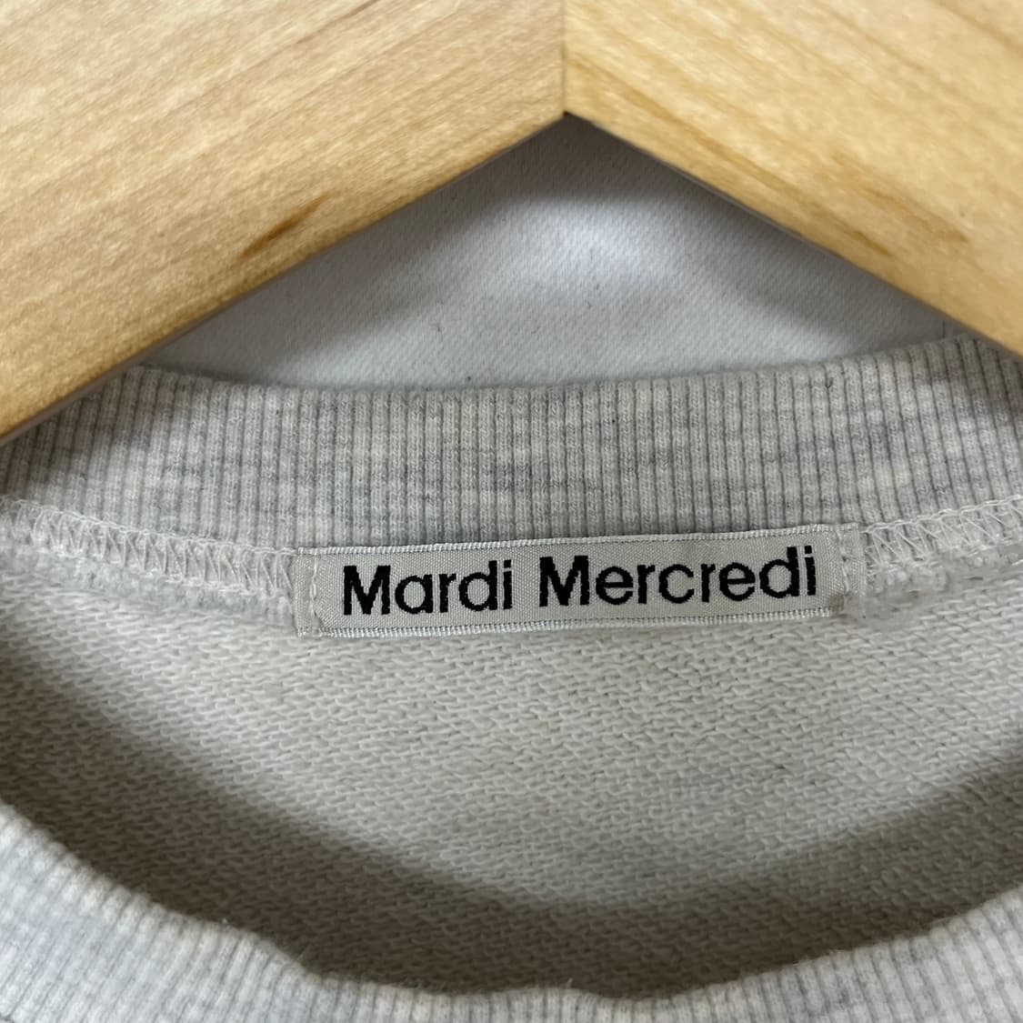 마르디메크르디 스페이드 자수 맨투맨 오트밀 상품이미지4