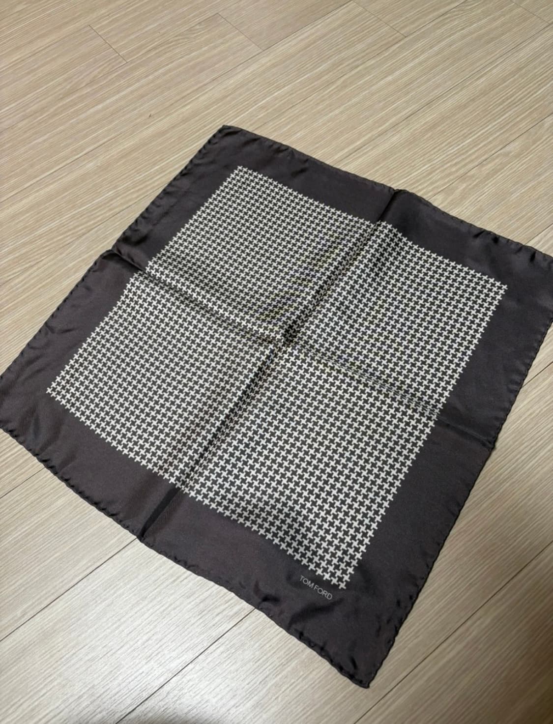 톰포드 실크 포켓스퀘어 상품이미지1