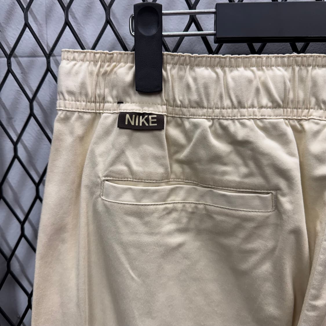 나이키 에센셜 우븐 테이퍼드 팬츠 전후면 로고 포인트 베이지 상품이미지6