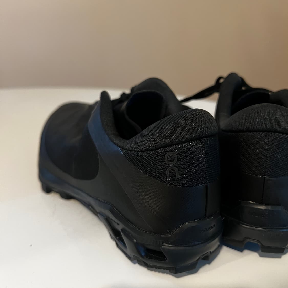 온 파프 클라우드벤쳐 피크 올 블랙 스니커즈 상품이미지4