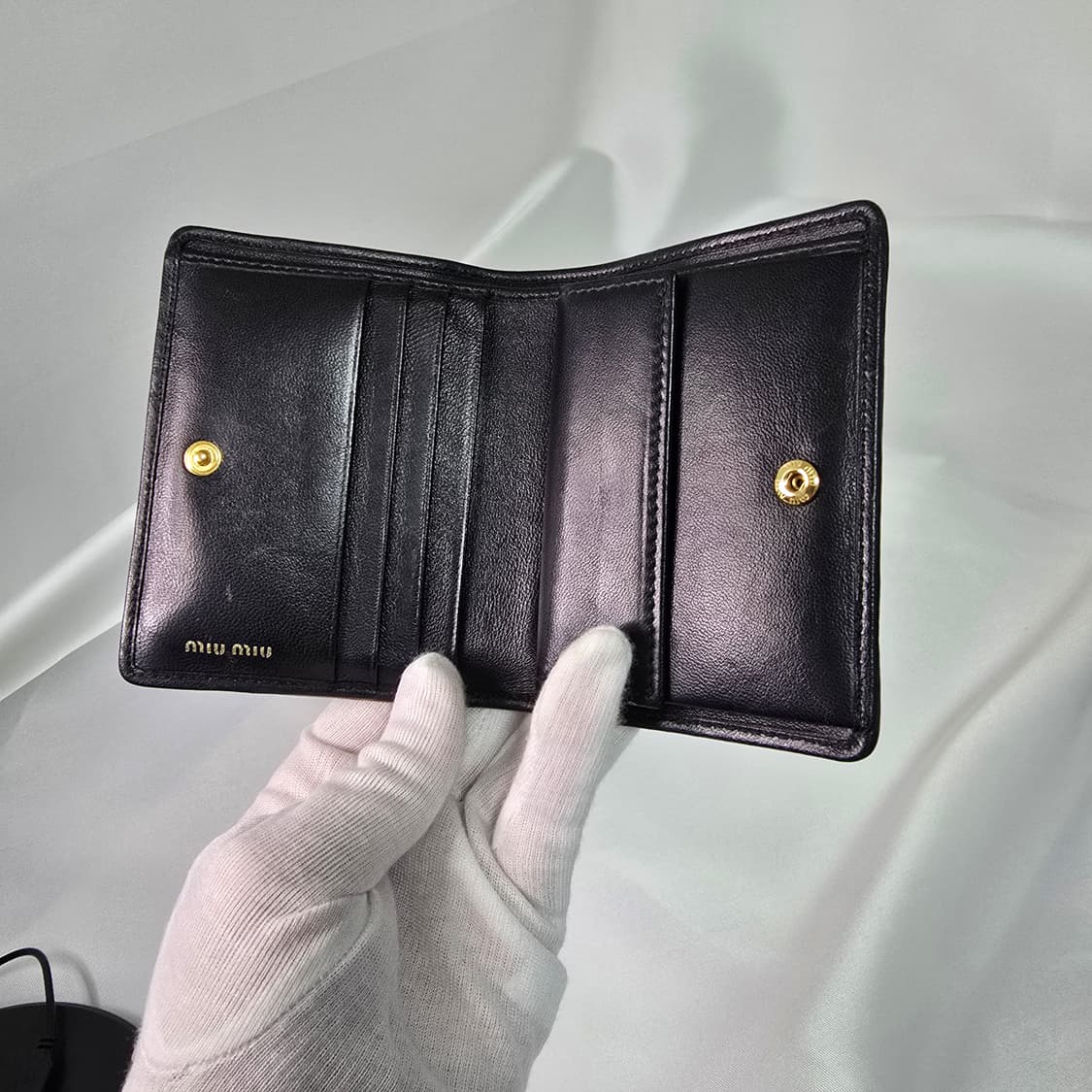 미우미우 마테라쎄  블랙 반지갑 상품이미지3