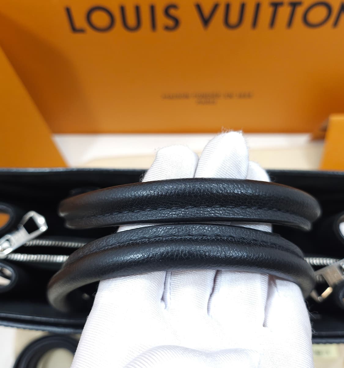 루이비통 에삐 트위스트 토트백 상품이미지9