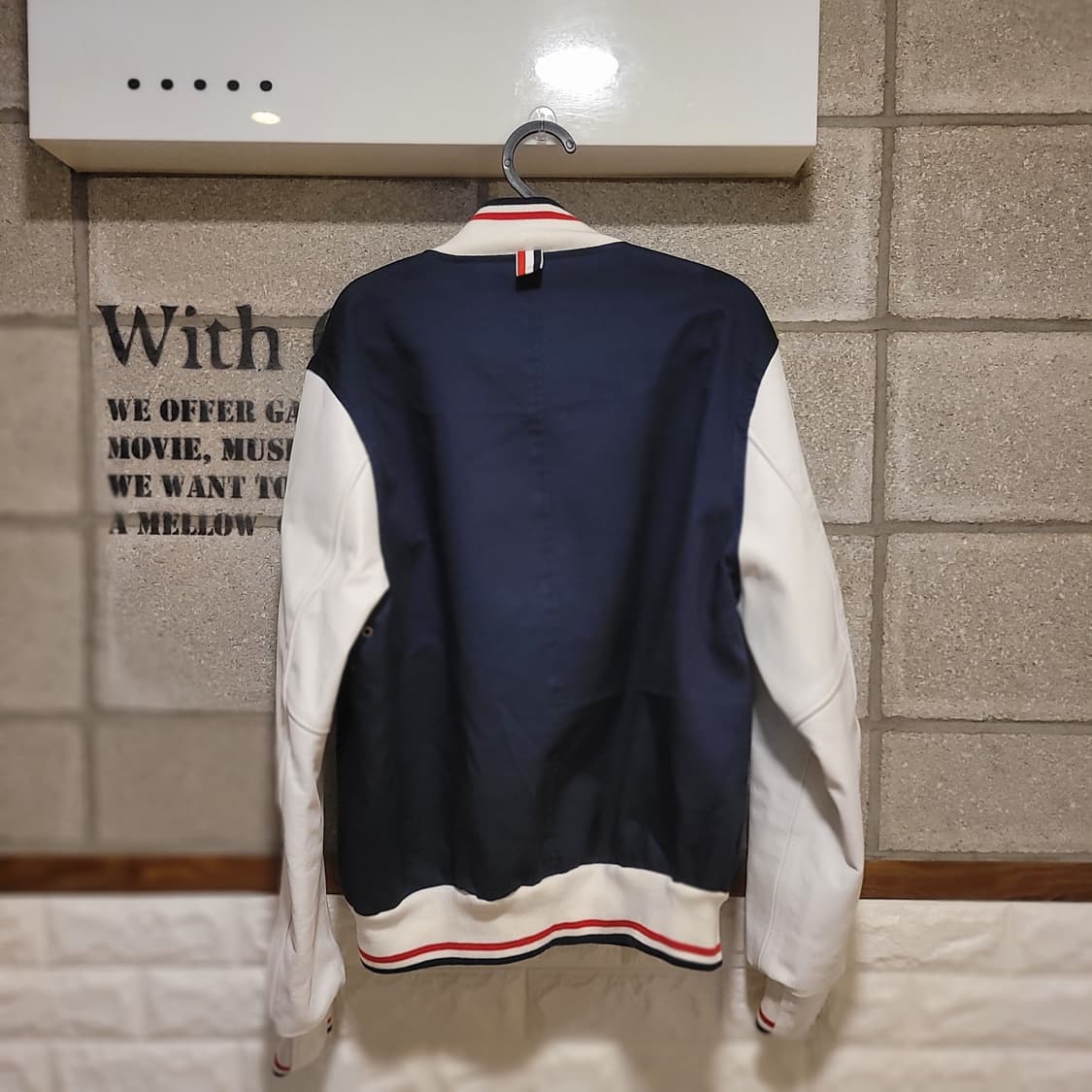 톰브라운 레더 슬리브 바시티 자켓 2 상품이미지2