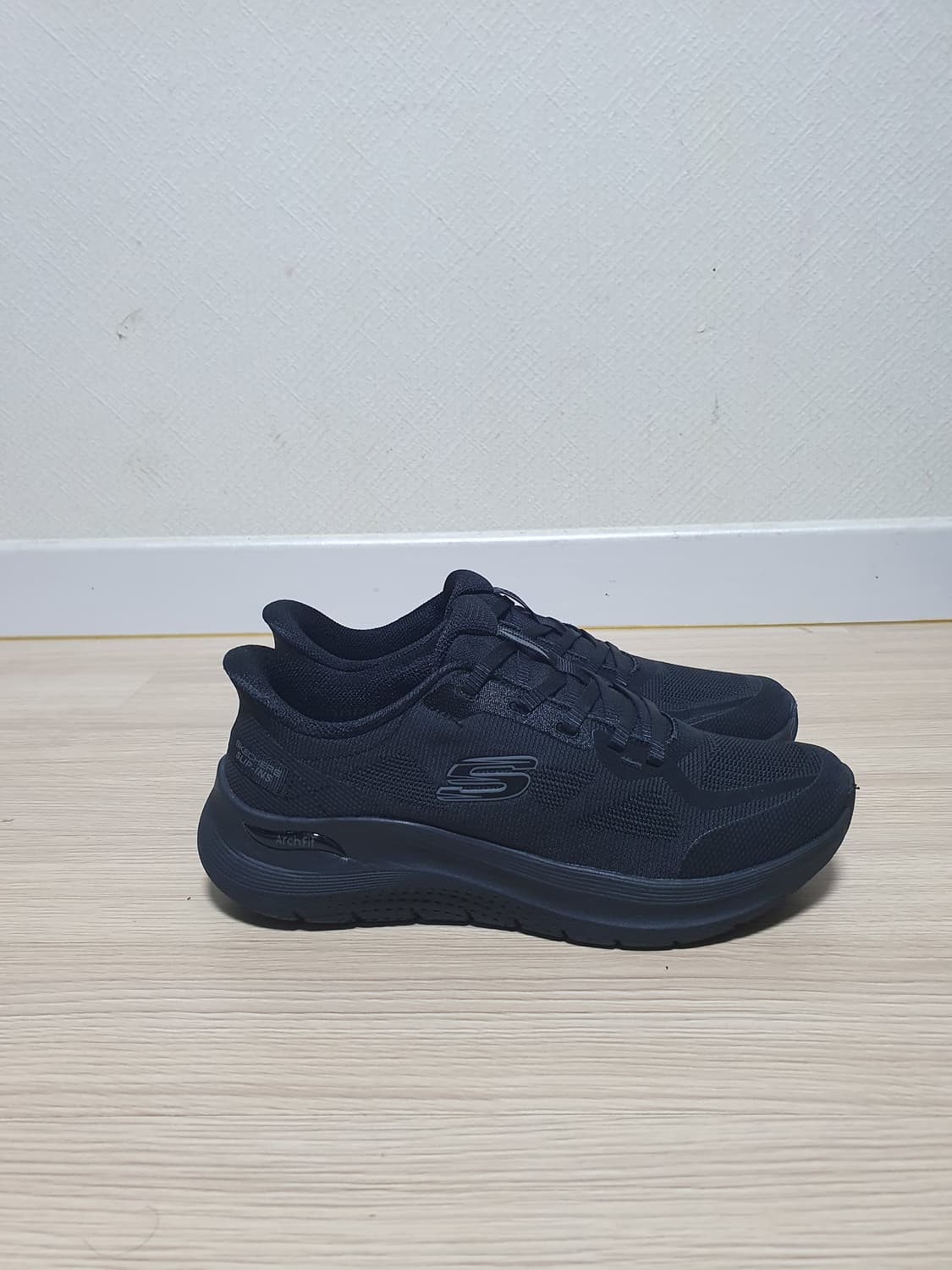 스케쳐스 아치핏 올블랙 운동화 245 상품이미지1