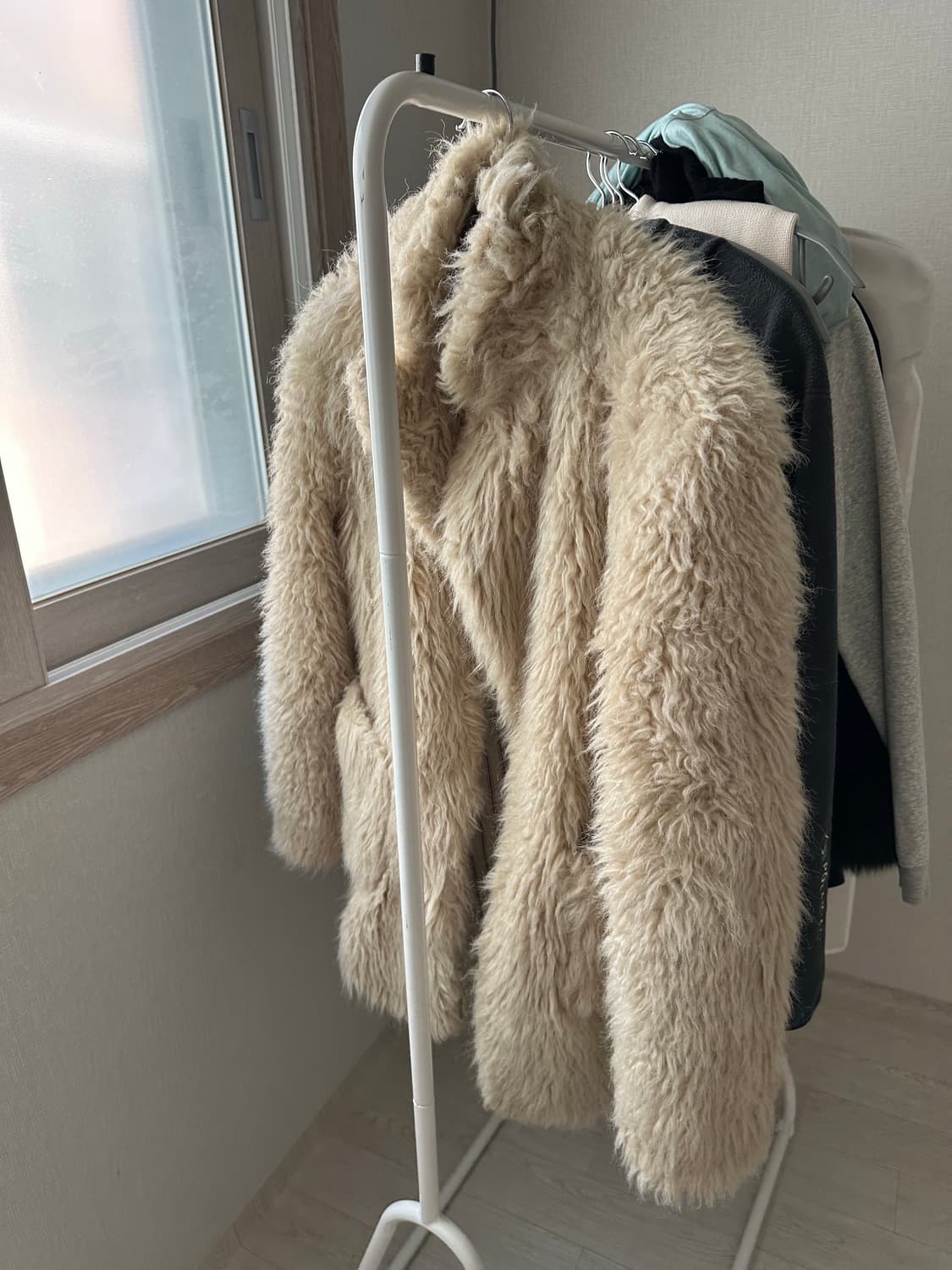 akol 아콜 CRINKLY FUR JACKET - BEIGE 상품이미지7