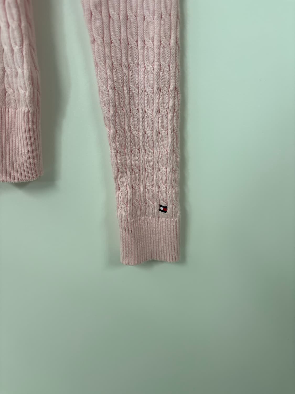 타미힐피거 브이넥 케이블 니트 여리핏 딸기우유 상품이미지4