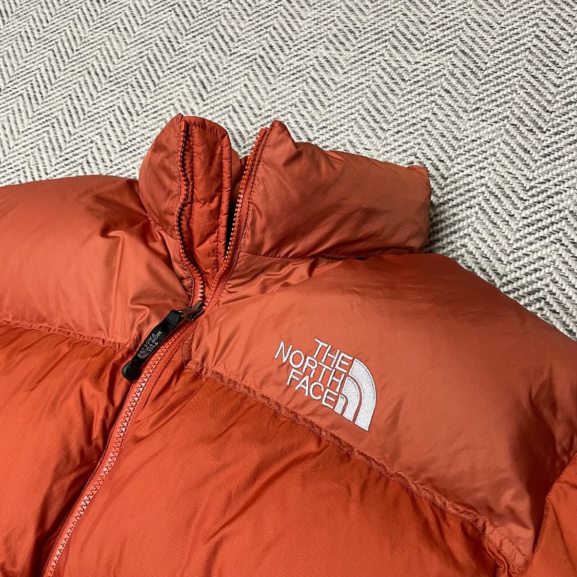 [110] 노스페이스 센터로고 무광 오렌지 700 눕시 패딩 상품이미지3