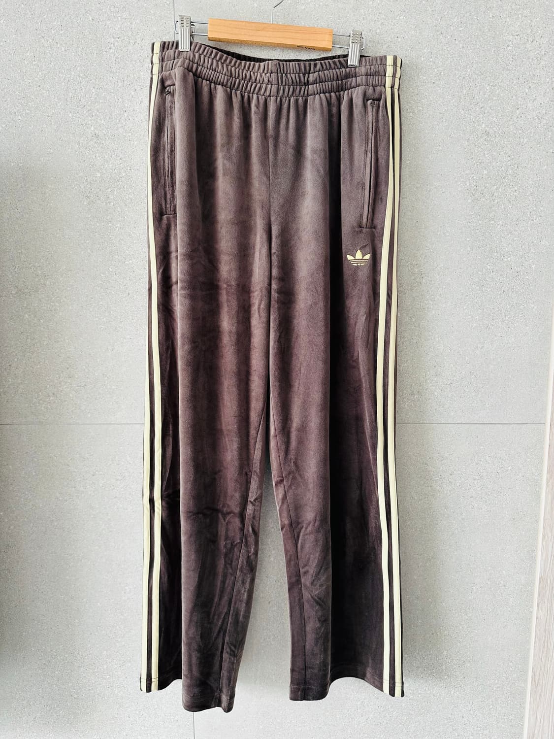 [새상품/무배] 아디다스 벨벳 트랙팬츠 브라운 M사이즈 KD9384 상품이미지1