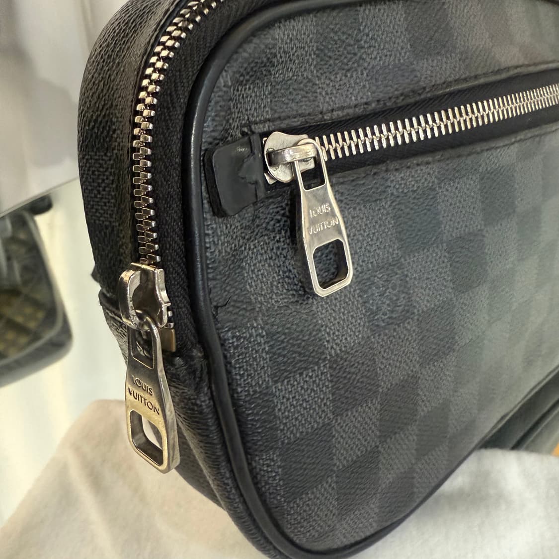 루이비통 다미에 그라파이트 앰블러 힙색 크로스백  상품이미지7