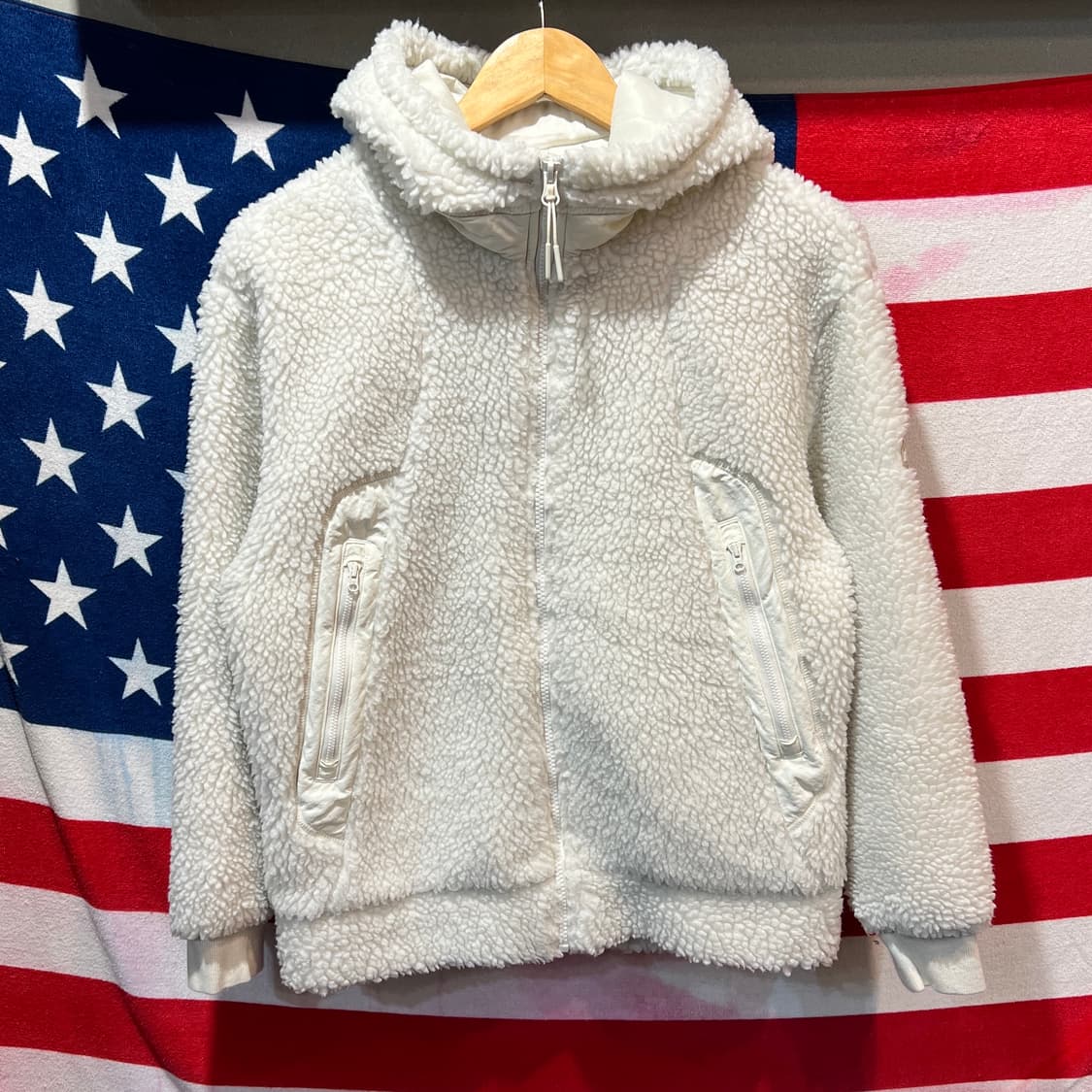 데상트 뽀글이 후드 집업 상품이미지1