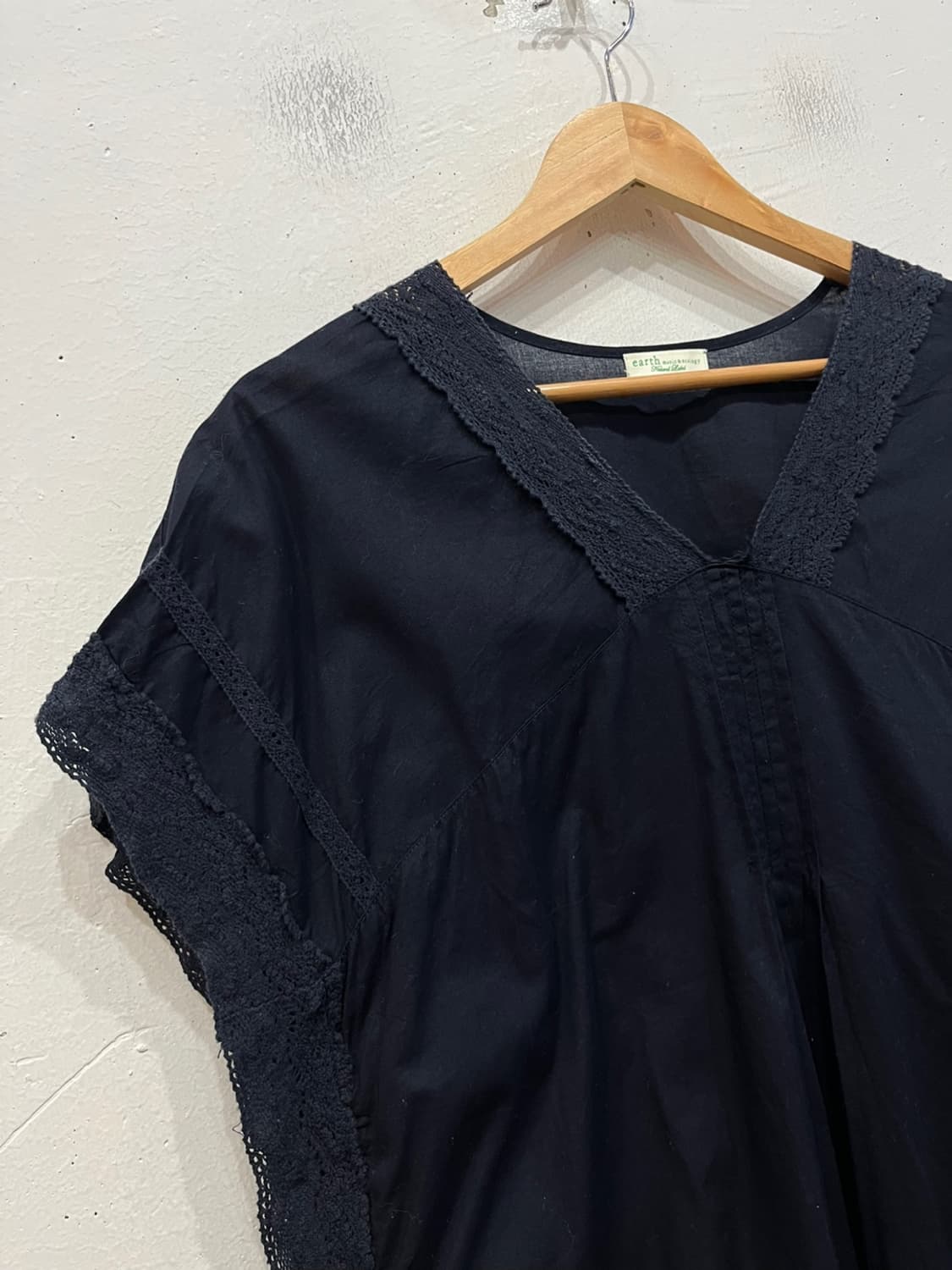 어스뮤직 JPN 네추럴라벨 블라우스 네이비  상품이미지3