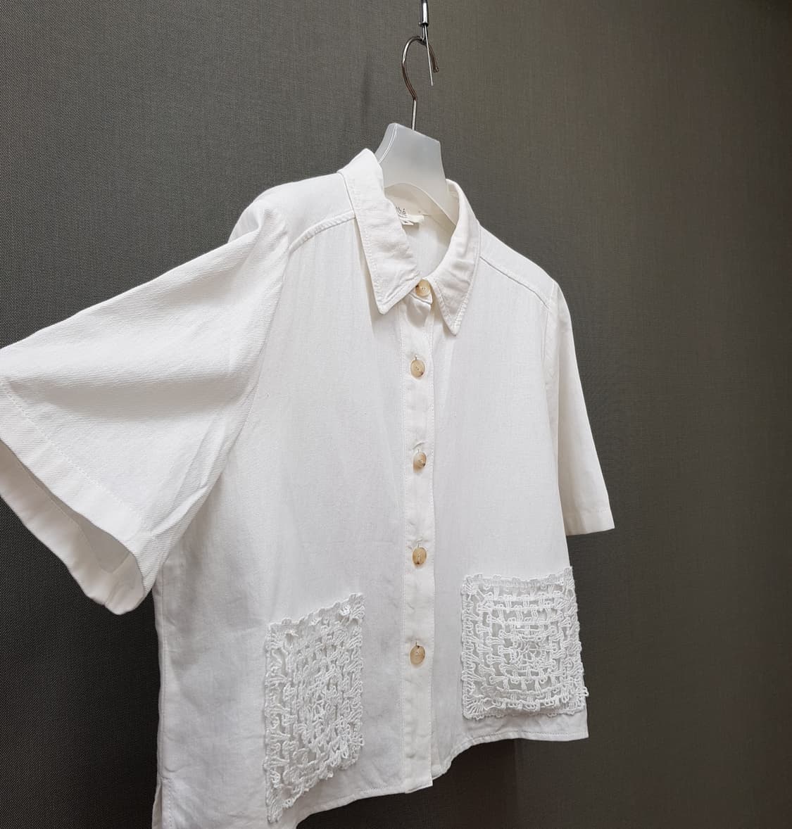 아떼(Athe) 2024 린넨 혼방 포켓 배색 반팔 블라우스 38사이즈 상품이미지4