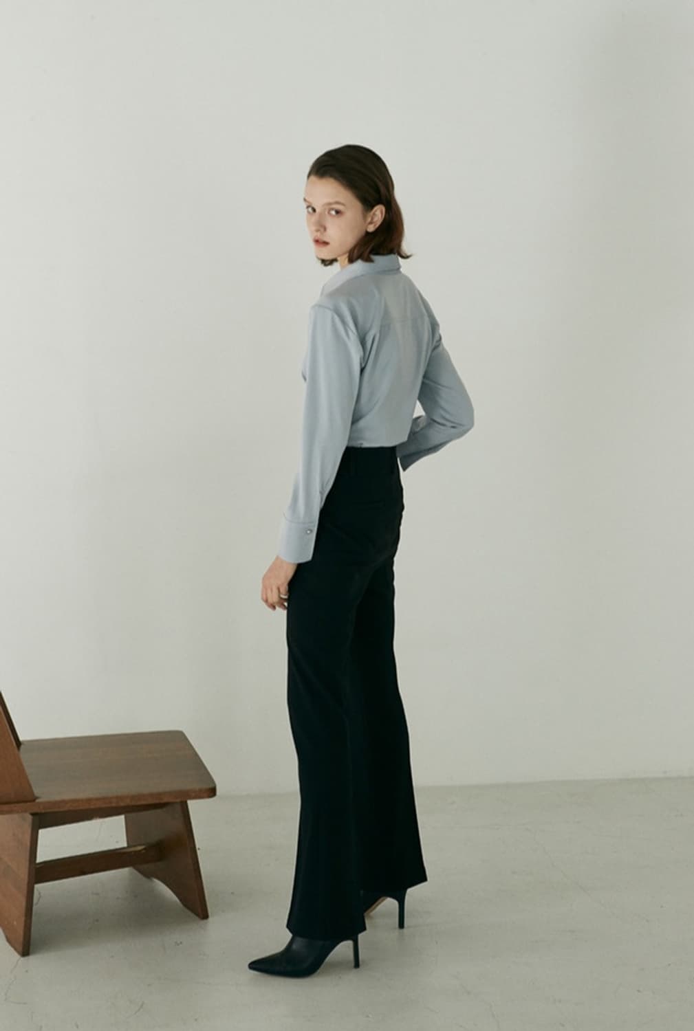 [OUIE]우이 오버숄더 슬림 셔츠 아이스블루 상품이미지3