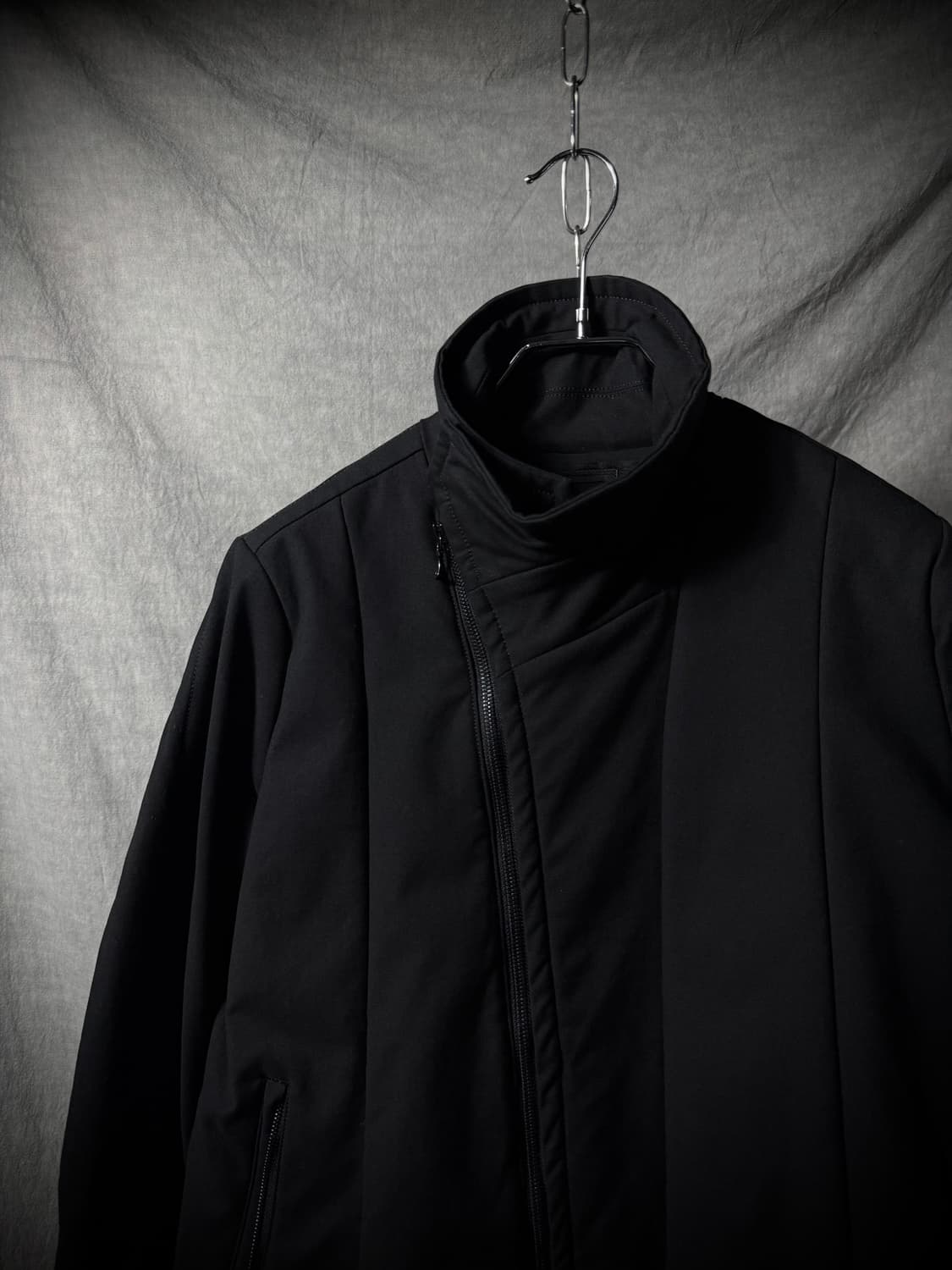 JULIUS High-Collar Asymmetric Zip Jacket 상품이미지3