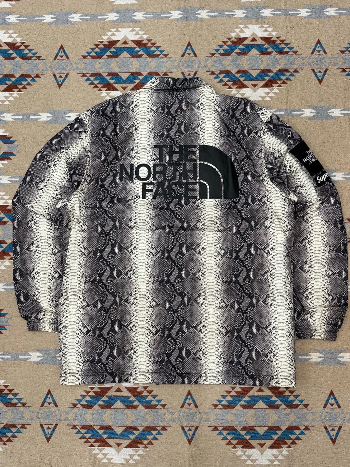 [L] 슈프림 x 노스페이스 스네이크스킨 테입드 심 코치 자켓 블랙 상품이미지4