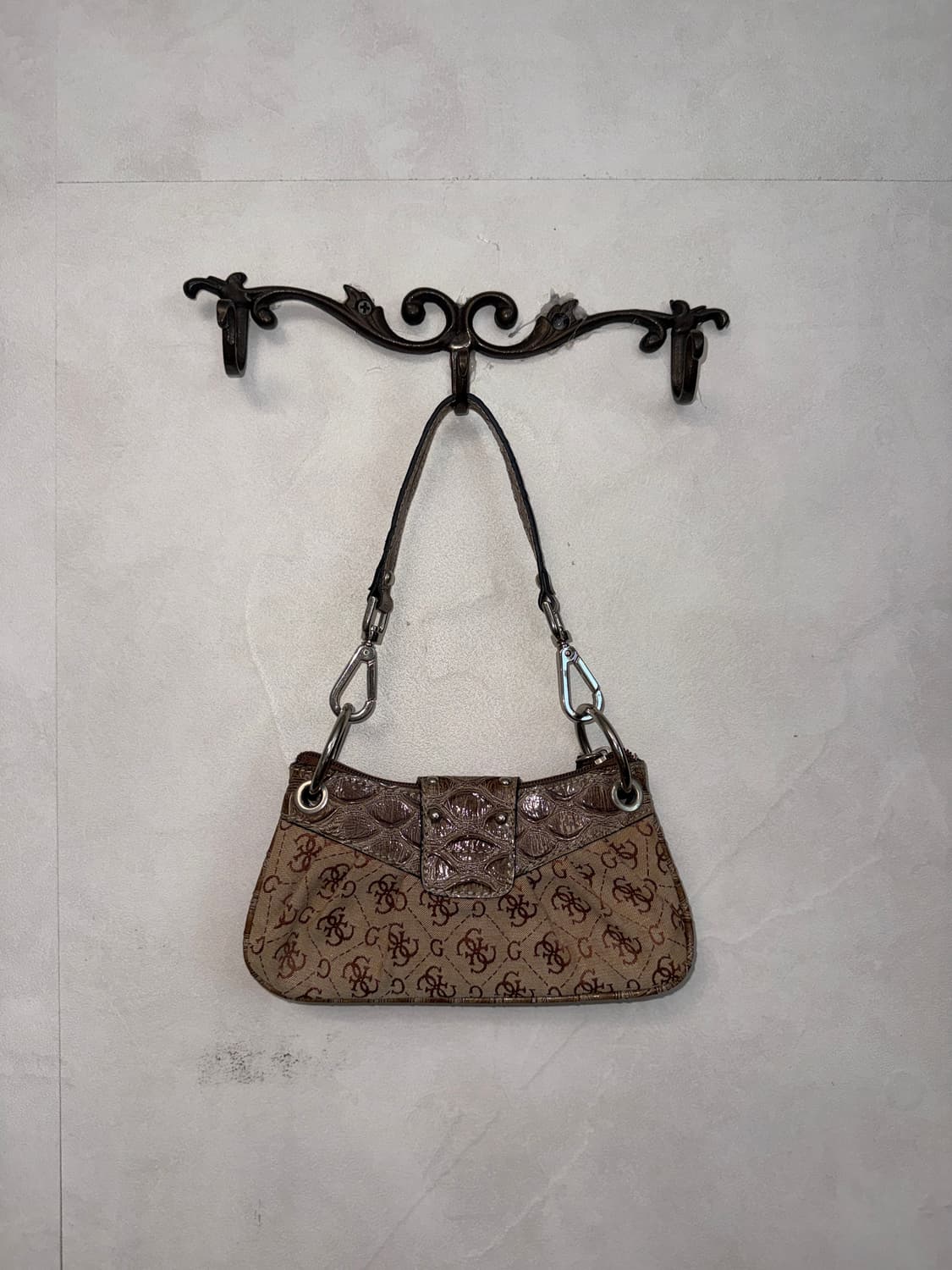 Guess brown logo mini shoulder bag 상품이미지4
