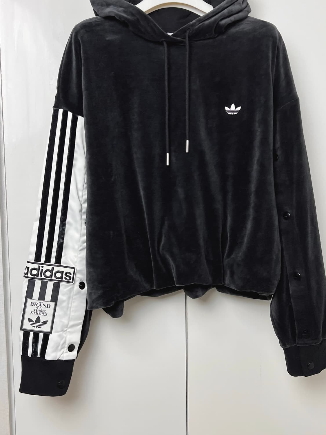 아디다스 벨벳 크롭 후드티 상품이미지3