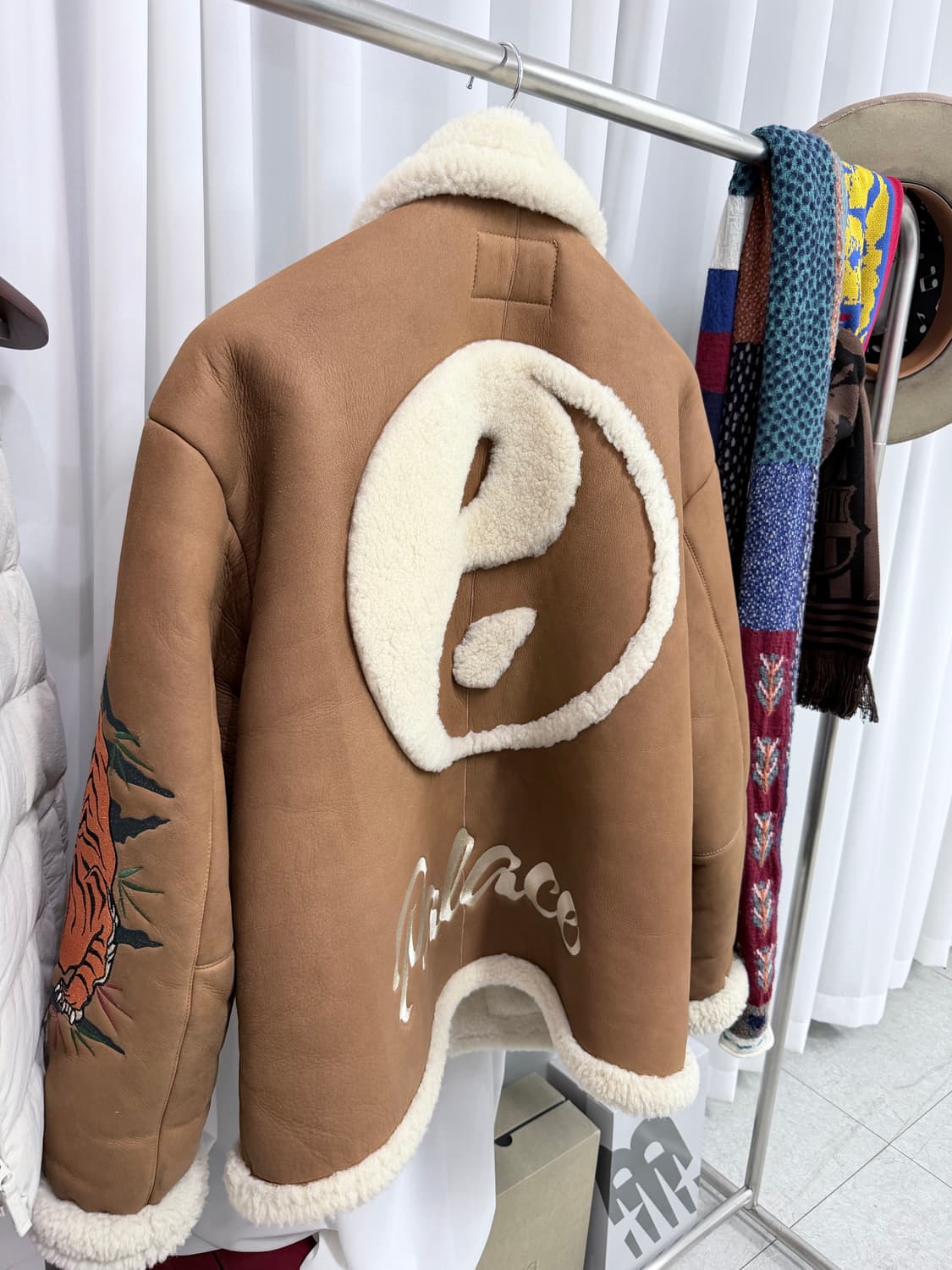 L) UGG 팔라스 스웨이드 무스탕 자켓 상품이미지4