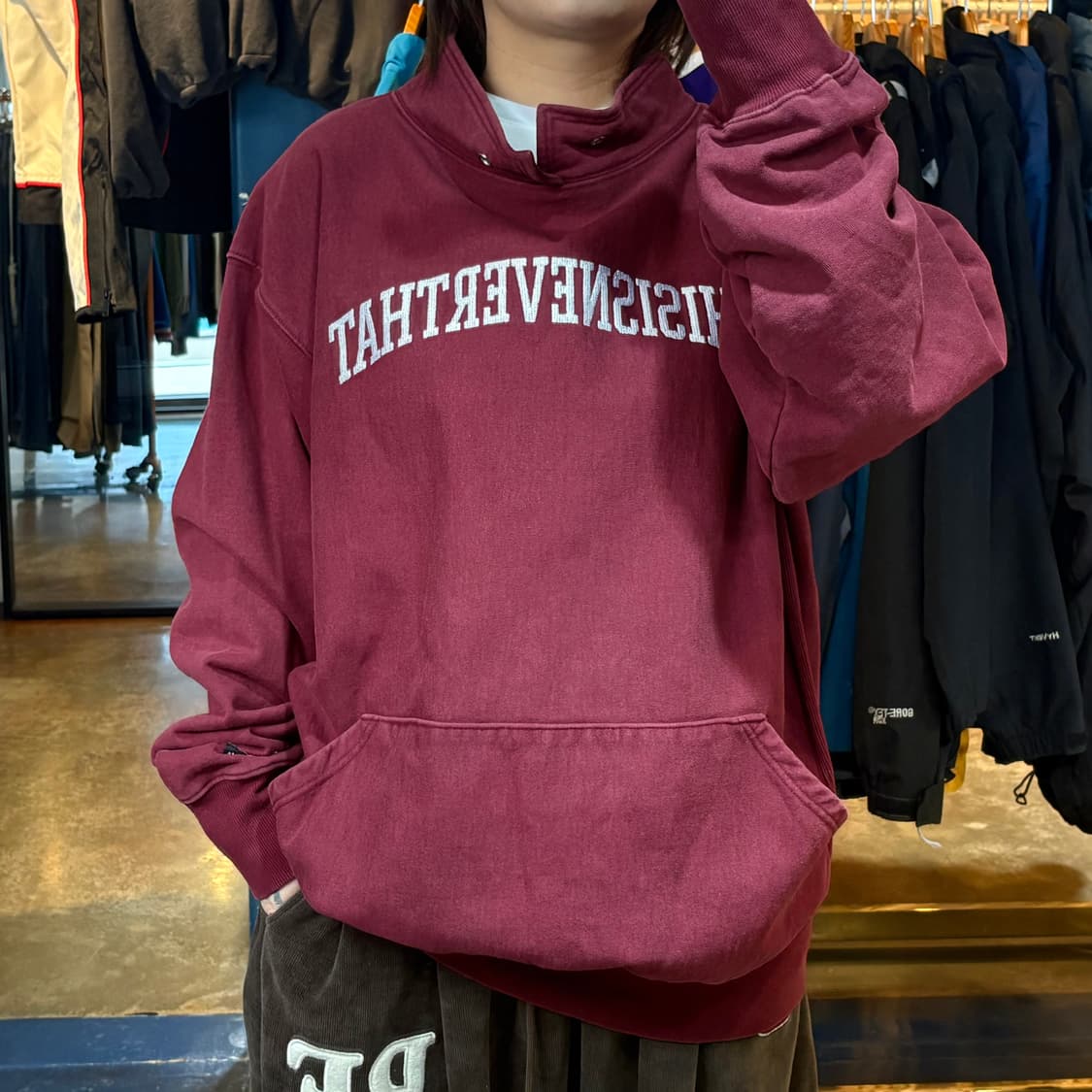 디스이스네버뎃 로고 카라 와인 맨투맨 상품이미지1