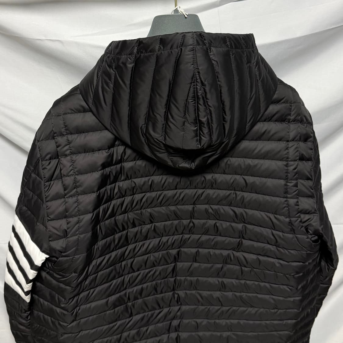 [새상품/선물가능] 24FW 톰브라운 사선완장 후드 경량패딩 블랙 상품이미지6