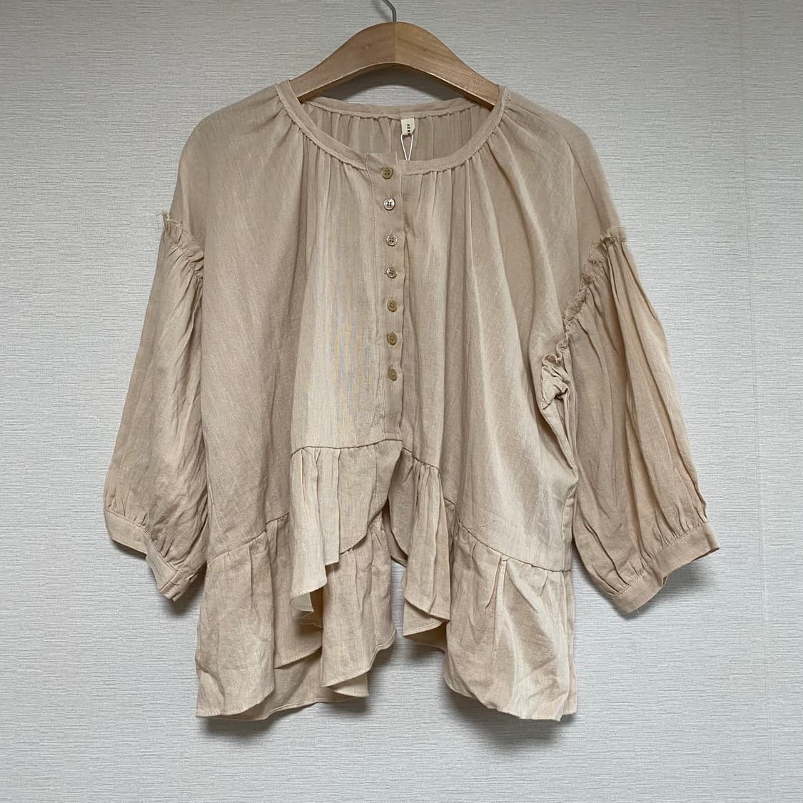 베이지 컷팅 셔링 프릴 블라우스 베이지 S 상품이미지1