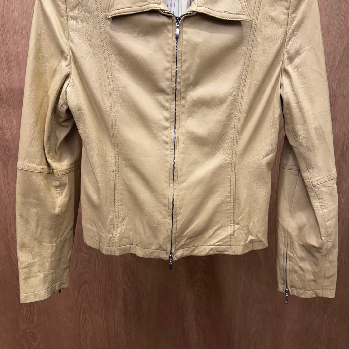 막스앤코 레더 자켓 입체 절개 소매 지퍼 디테일 슬림핏 베이지 상품이미지5