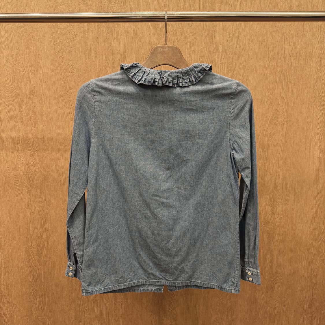 아페쎄 데님 셔츠 프릴 카라 무지 암핏 절개 디테일 레귤러핏 블루 상품이미지3