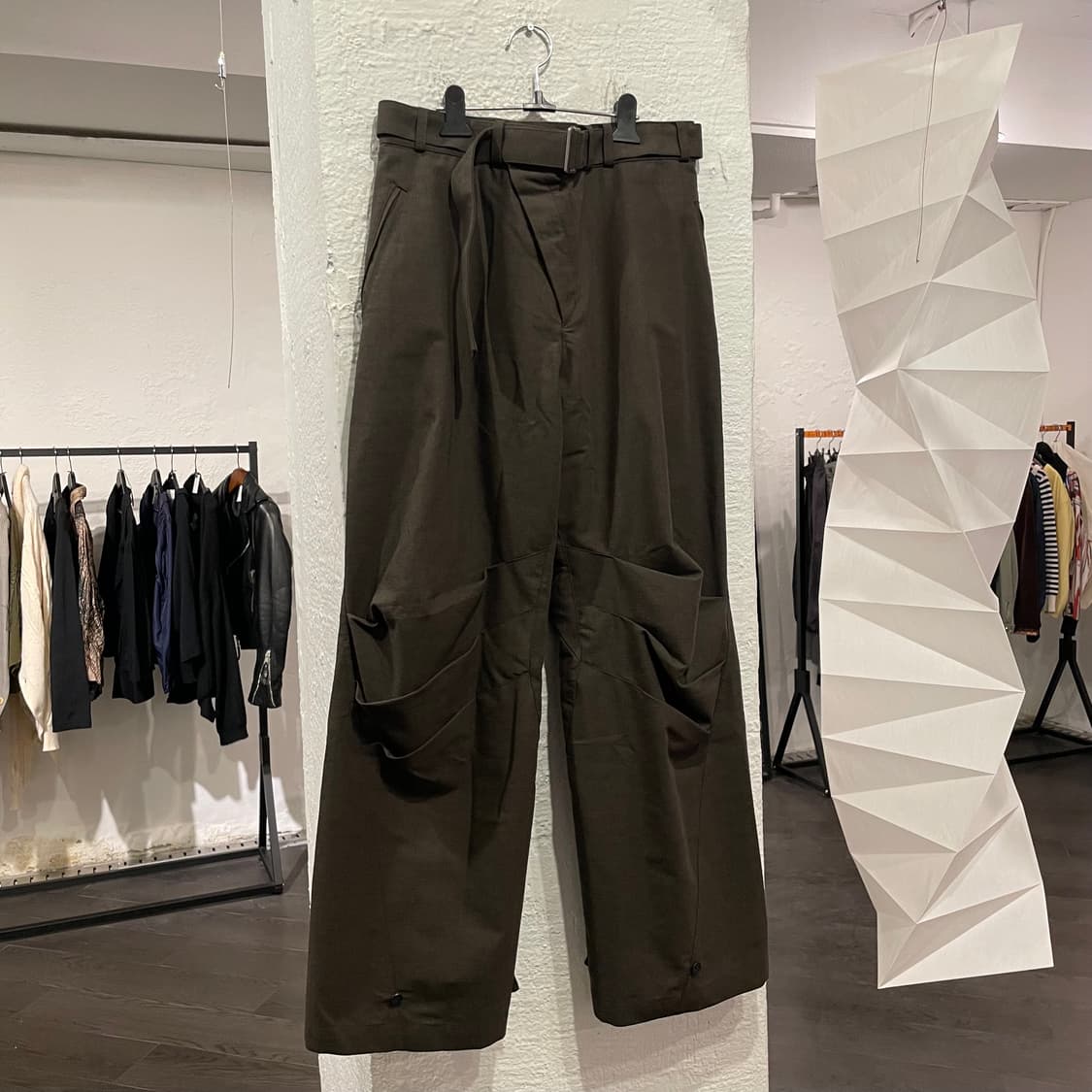 더 비리디안 (The Viridi-Anne) 24aw 샤크스킨 팬츠 상품이미지1