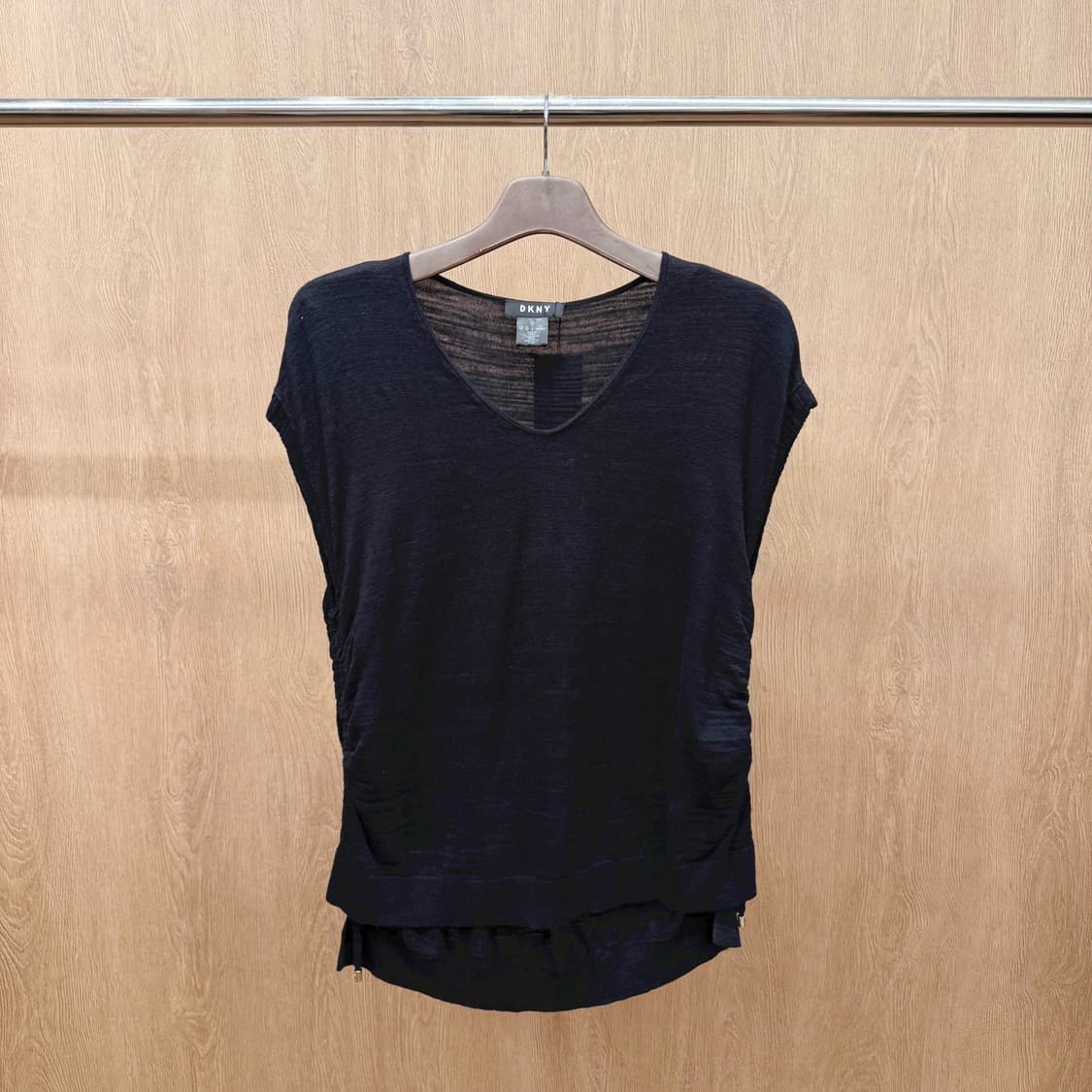 도나카란 브이넥 시스루 니트 반팔 탑 드레이프 셔링 디테일 블랙 상품이미지2