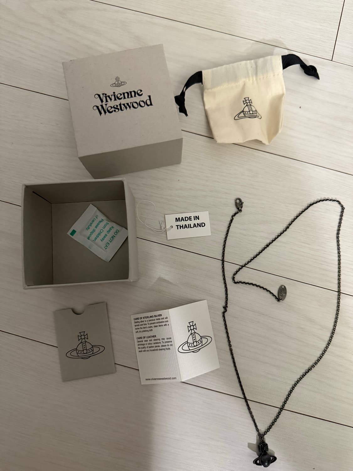 비비안웨스트우드 틸리야 롱 목걸이 블랙 / 풀박, 인증서 포함 상품이미지2