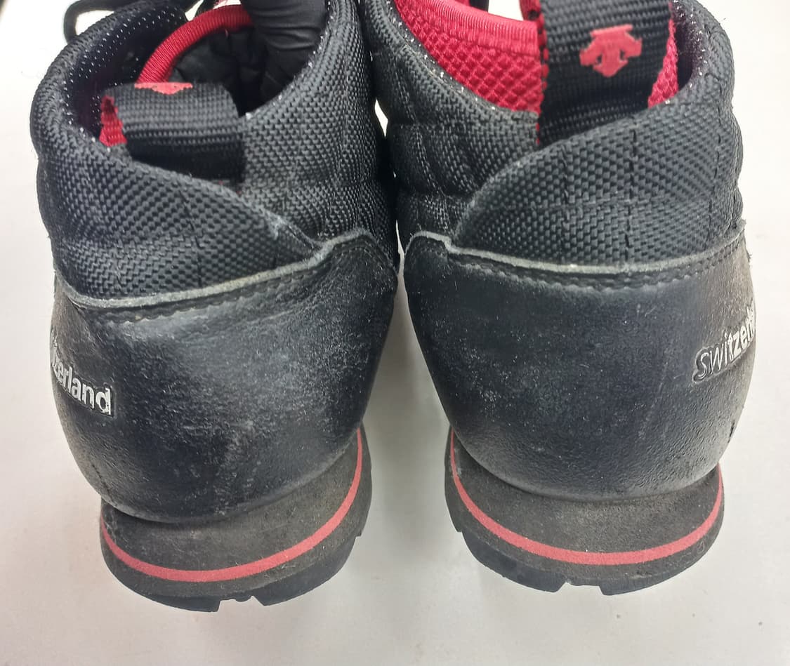 데상트 스위스 퀄팅 디자인 미드 트레킹화 230mm 블랙/레드 상품이미지2