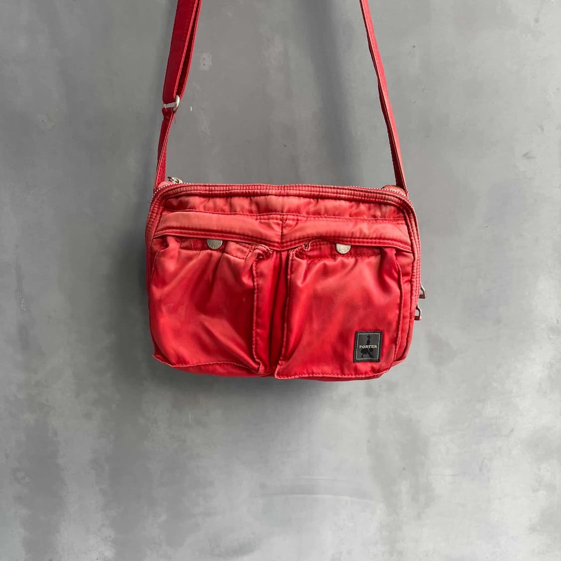 포터 탱커 크로스백 레드 상품이미지1