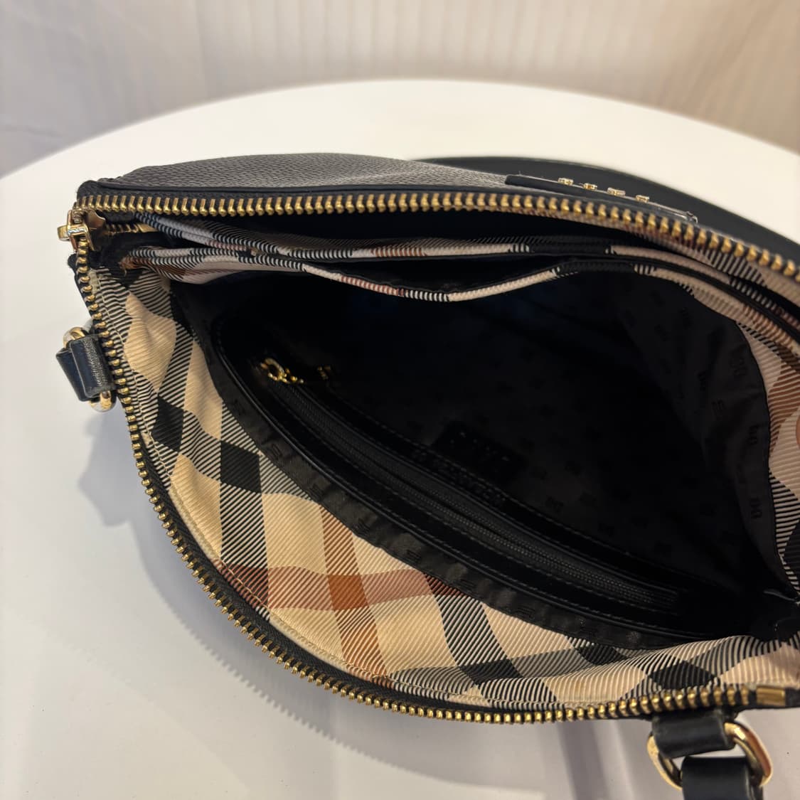 정품 닥스 소가죽 크로스백     상품이미지9