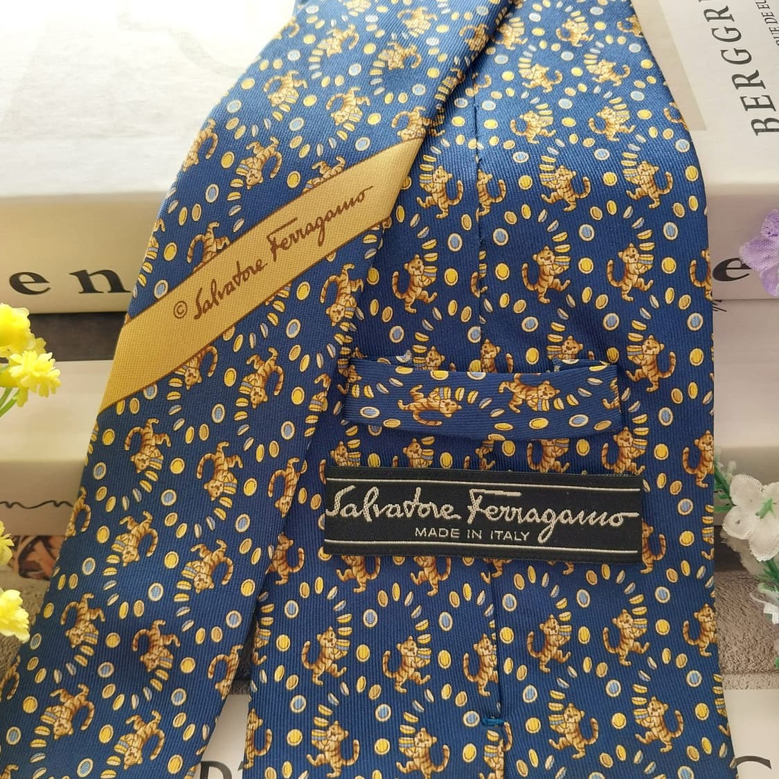 페라가모 실크 블루 호랑이 넥타이 9.5cm A+등급 K1348 
  상품이미지7