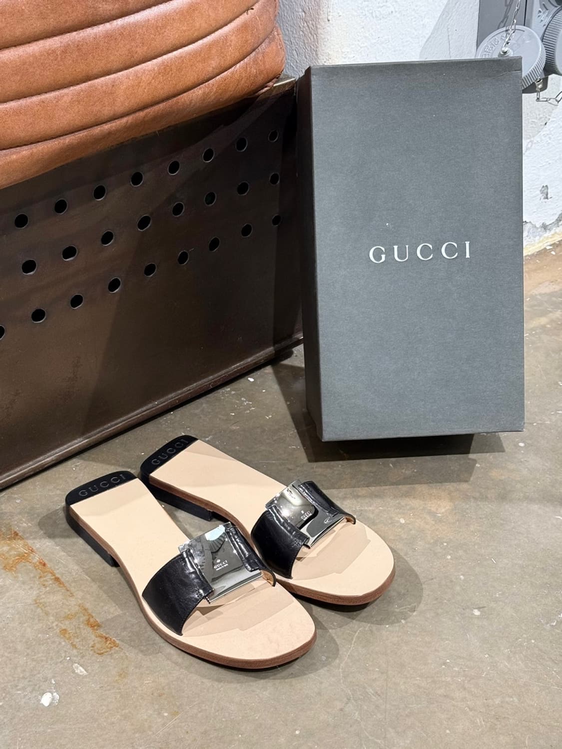 구찌 메탈 로고 레더 슬라이드 샌들 상품이미지2