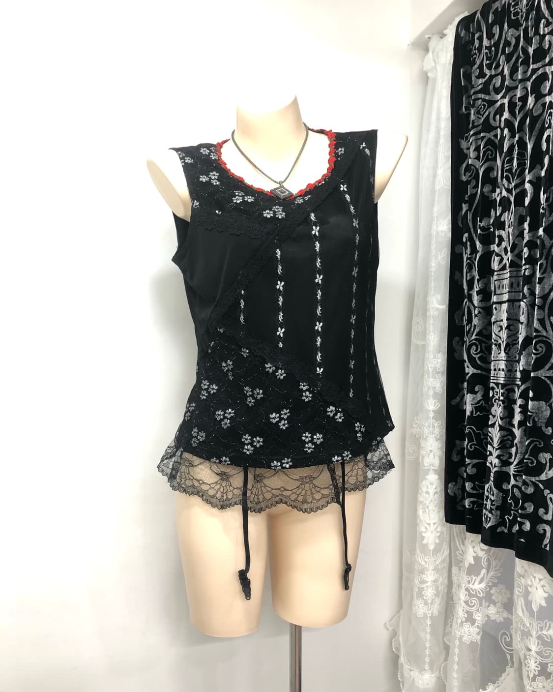 black patchwork rose neck sleeveless 상품이미지1
