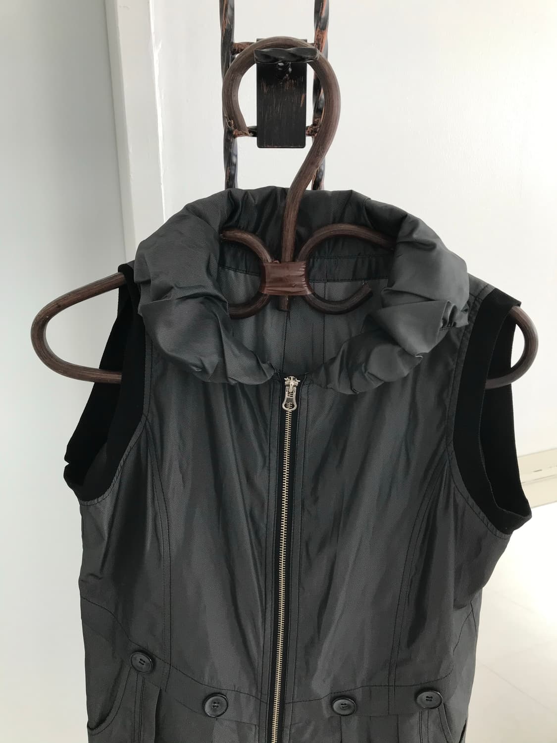 프릴 버튼 차콜 메탈릭 베스트•자켓 상품이미지3