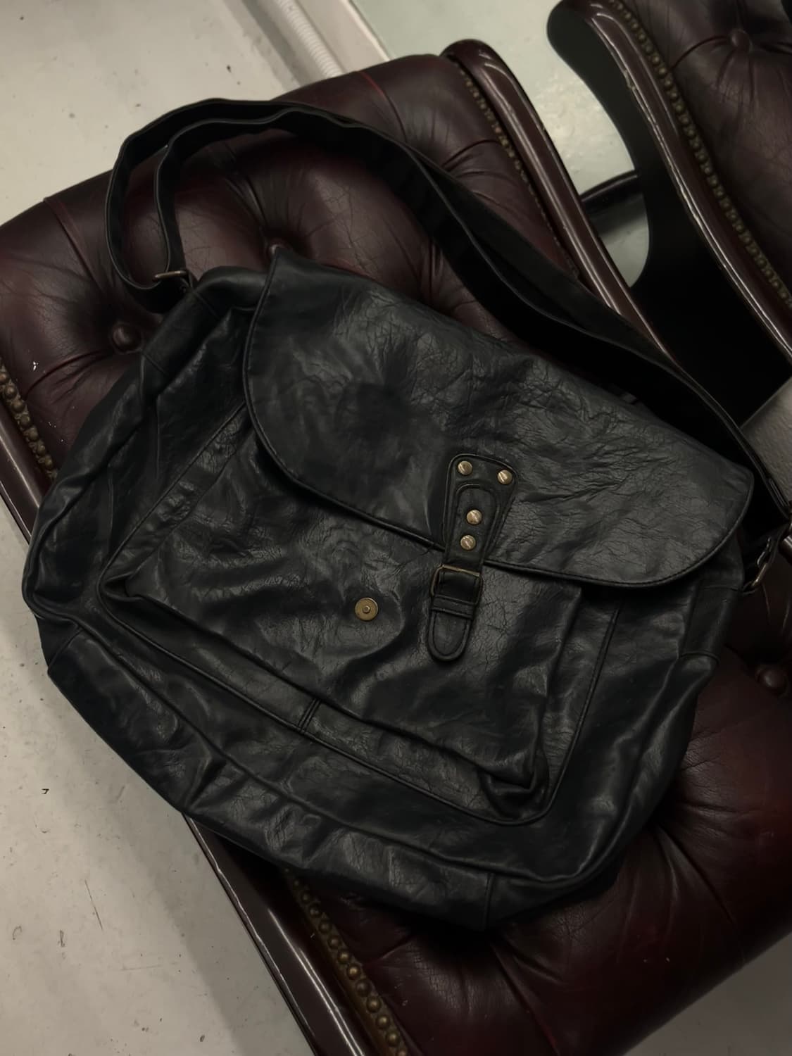 레더 스터드 크로스백  상품이미지1