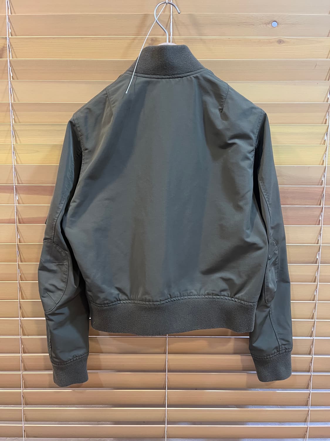 유니클로xCARINE ROITFELD 콜라보 여성 카키 봄버점퍼 크롭점퍼 상품이미지3