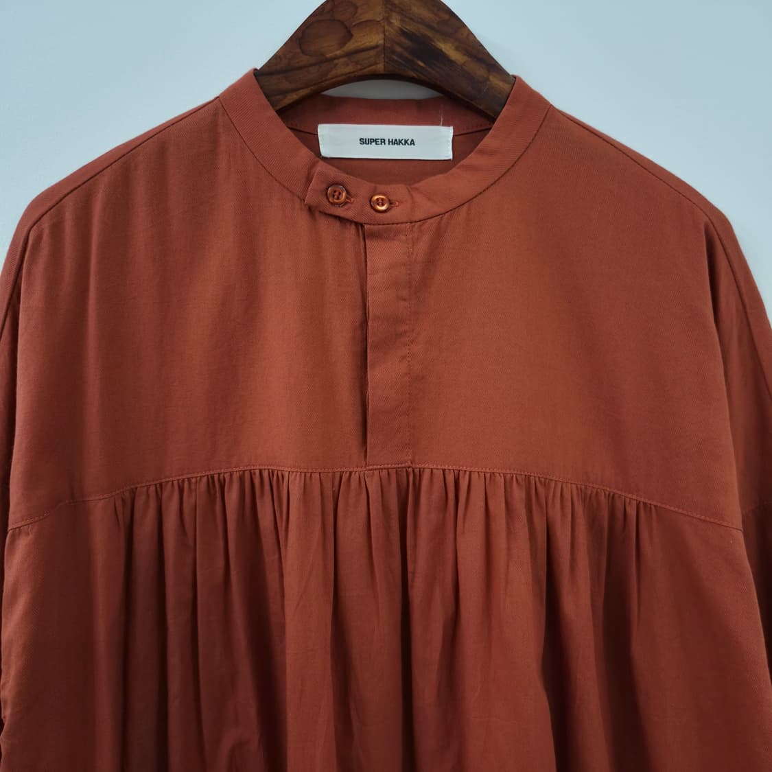 SUPER HAKKA 코튼 셔링 레이스 루즈핏 롱 블라우스 상품이미지3