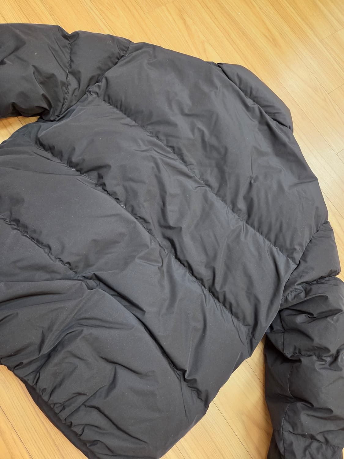 게스 블랙 오리털 패딩 M사이즈(95)입니다. 빵빵한 스타일이고, 목까지 상품이미지2