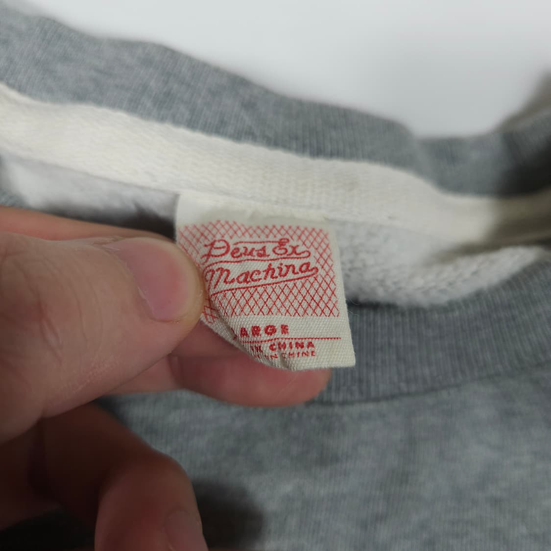 데우스 엑스마키나 그레이 맨투맨  상품이미지4