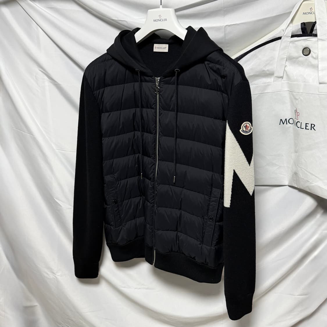 [S+급/2XL] 몽클레어 슬리브 후드 니트패딩 블랙 상품이미지1